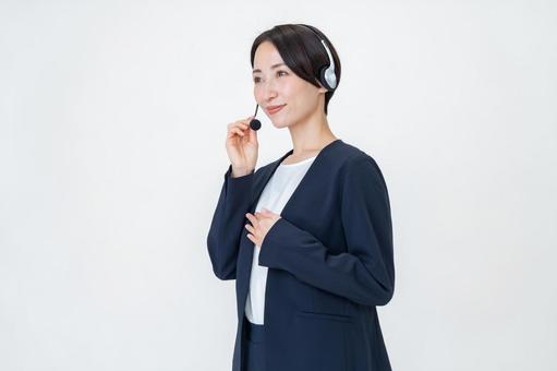 ヘッドセットをつける女性 ヘッドセットをつける女性 オペレーター,ビジネス,ヘッドセットの写真素材
