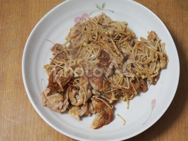 豚肉とえのきの炒め物 豚肉,えのき,食べ物の写真素材