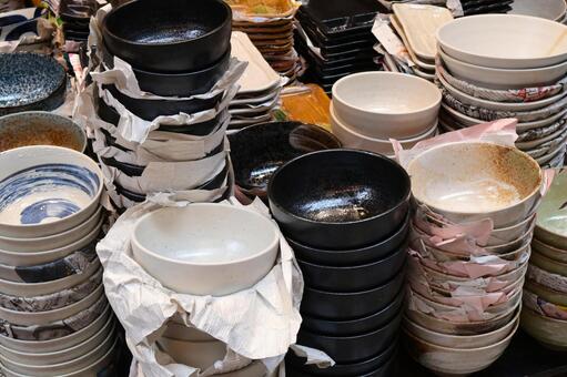店頭に並べられた茶碗・小鉢・食器2 タグ,茶碗,小鉢の写真素材