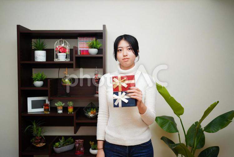 プレゼントのイメージ 20代,屋内,女性の写真素材