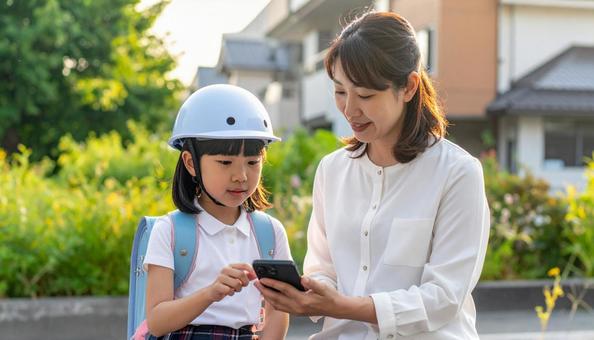 防災訓練 ヘルメットをかぶった女の子と母 防災訓練 ヘルメットをかぶった女の子と母の写真