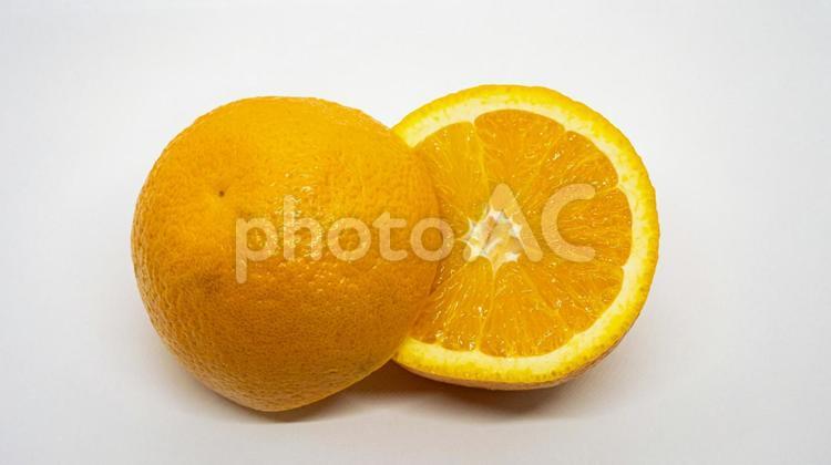 二つにカットされたオレンジ（白背景） オレンジ,フルーツ,柑橘類の写真素材