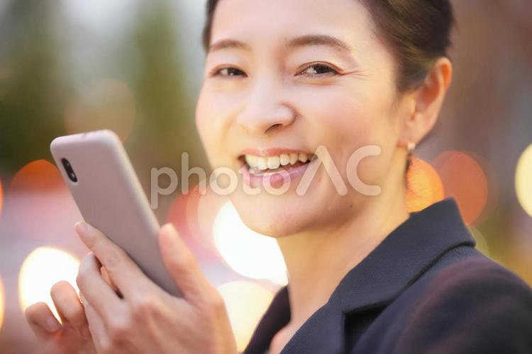 スマホ検索している女性のアップ 女性,スマホ,検索の写真素材
