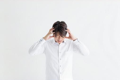 頭を抱える中年男性 悩む,ストレス,苦悩の写真素材
