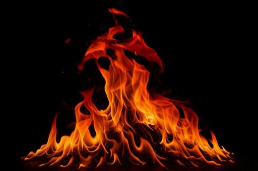 黒背景に浮かび上がる美しい炎の形の写真