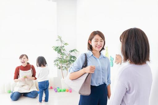 幼稚園の送り迎えをするビジネスウーマン 幼稚園の送り迎えをするビジネスウーマン 母,兄妹,育児の写真素材