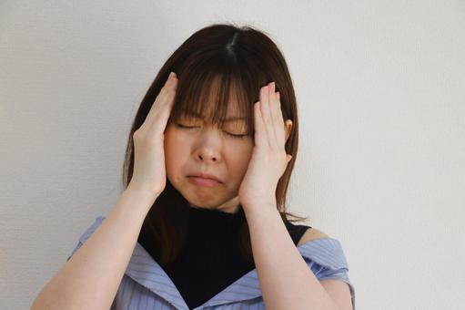 頭を抱える女性 頭を抱える女性 頭痛,悩み,不安の写真素材