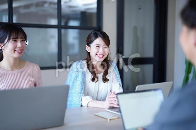 笑顔で話しを聞く女性たち 女性,打合せ,笑顔の写真素材