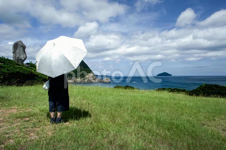 ＜素材＞夏に海辺の公園を散歩する女性 女性,人物,風景の写真素材