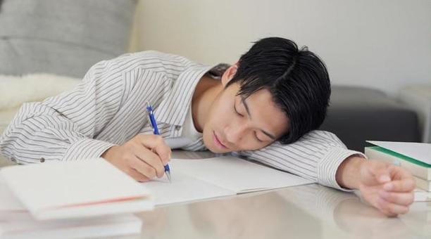 勉強しながら寝るアジア人男性 勉強,寝る,寝落ちの写真素材