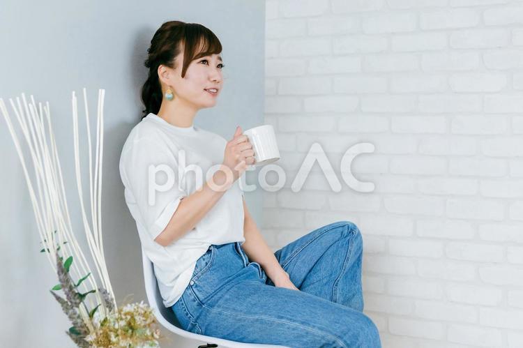 コーヒーを飲んでくつろぐアジア人女性 リラックス,くつろぐ,コーヒーの写真素材