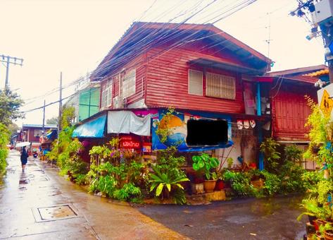 雨のバンコクのローカルな街角 雨のバンコクのローカルな街角 空,雨,街角の写真素材