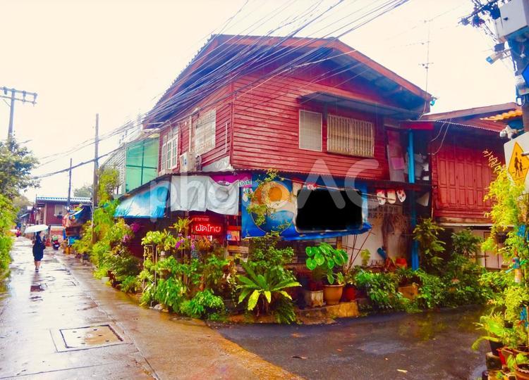雨のバンコクのローカルな街角 空,雨,街角の写真素材