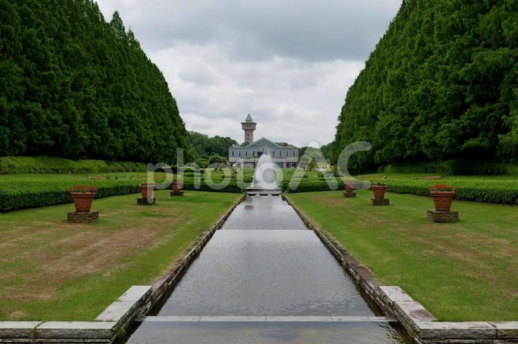 相模原公園のフランス式庭園の噴水 噴水,相模原公園,梅雨の写真素材