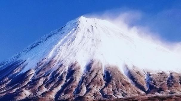 富士山の雪煙と青空(冬) 富士山の雪煙と青空(冬) 富士山,世界遺産,富士登山の写真素材