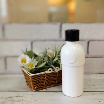 アロマハーブの白い乳液ボトル アロマハーブの白い乳液ボトル コスメ,乳液,ボトルの写真素材