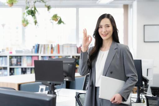 オフィスで仕事をする若いビジネスウーマン オフィスで仕事をする若いビジネスウーマン ビジネス,女性,オフィスの写真素材