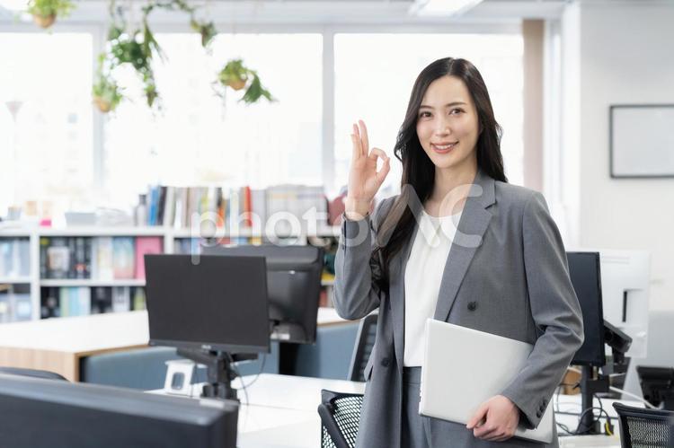 オフィスで仕事をする若いビジネスウーマン ビジネス,女性,オフィスの写真素材