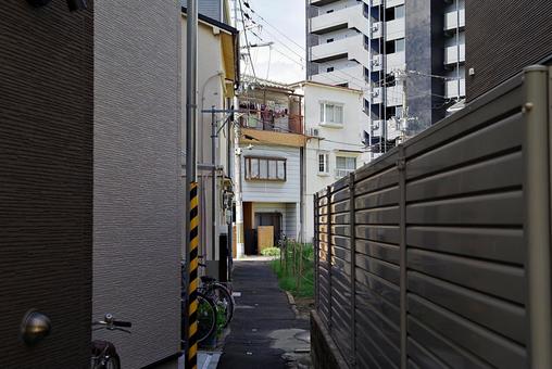 都心の住宅街の隘路 隘路,路地,町角の写真素材