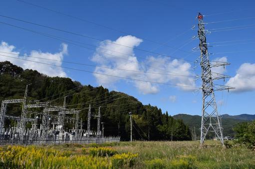 屋外変電設備と送電塔 屋外変電設備と送電塔 屋外変電設備と送電塔,屋外変電設備,変電設備の写真素材