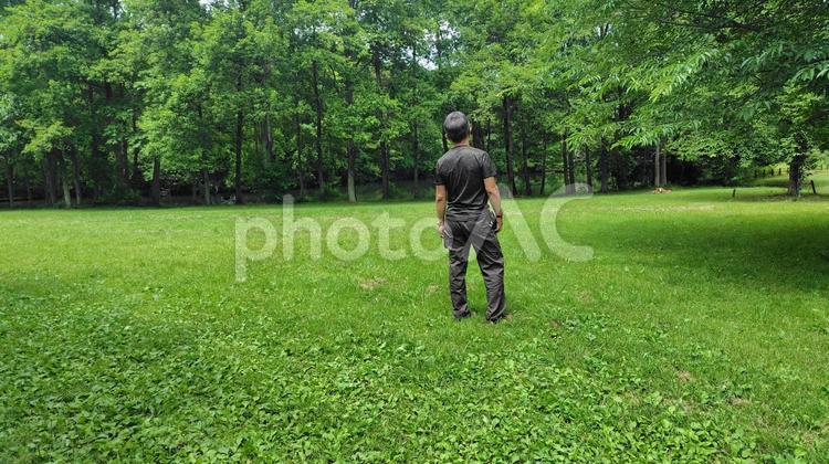 ぼーっとするおじさん 101 おじさん,男性,後ろ姿の写真素材