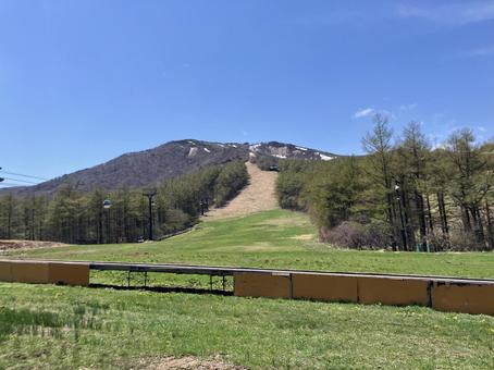 残雪の安達太良山から下山2 登山口 残雪の安達太良山から下山2 登山口 安達太良山,登山,トレッキングの写真素材