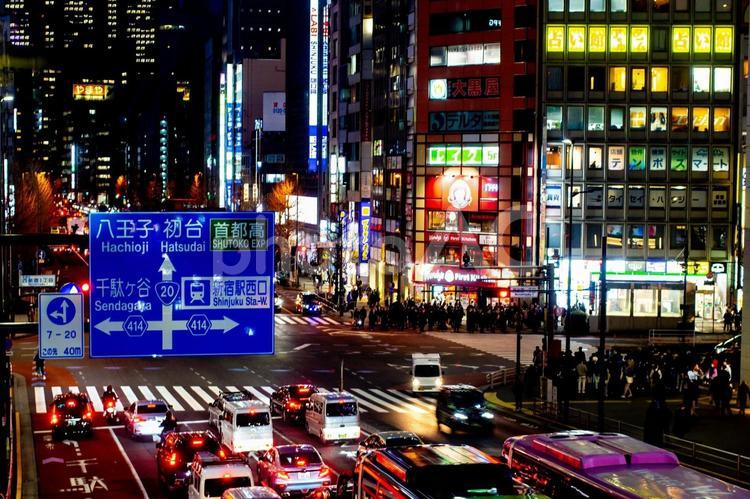 新宿駅の夜。 夜景,tokyo,市街地の写真素材