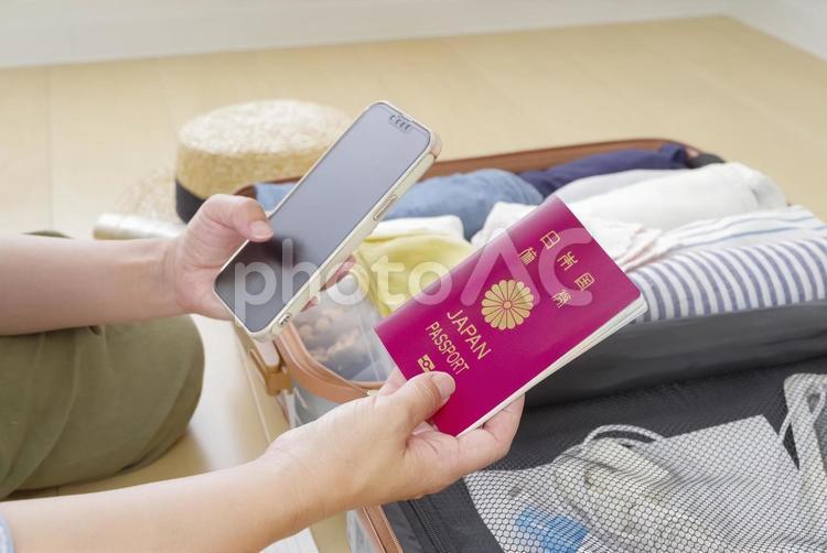 スマホで旅行の準備のチェックをする女性 女性,40代,30代の写真素材
