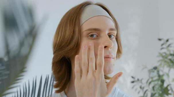 目元を触るカメラ目線のヘアバンドをした男性 男性,外国人,欧米人の写真素材