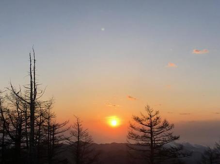 雲取山で迎えるご来光（5月） 自然,風景,朝日の写真素材