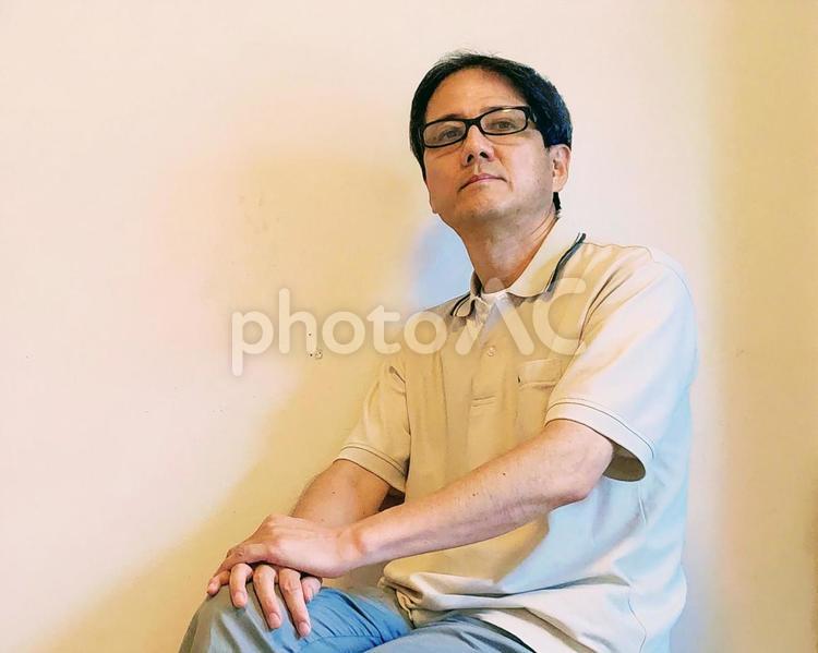 座ってくつろいでいる男性 両手,男性,座るの写真素材