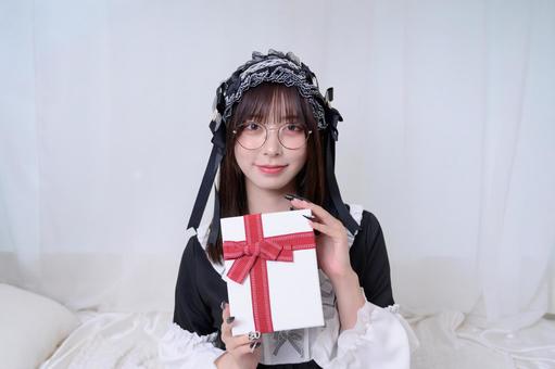 プレゼントを持つ地雷系女子 プレゼントを持つ地雷系女子 日本人,プレゼント,女性の写真素材