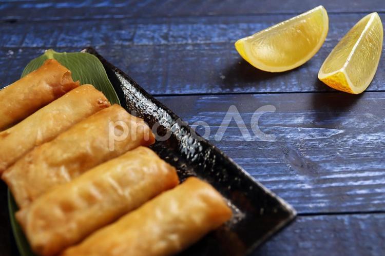 春巻きとレモンの盛り合わせ 春巻き,レモン,揚げ物の写真素材