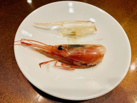 海老の頭の殻を剥く、前と後 海老の頭の殻を剥く、前と後 海老,刺身用,生エビの写真素材