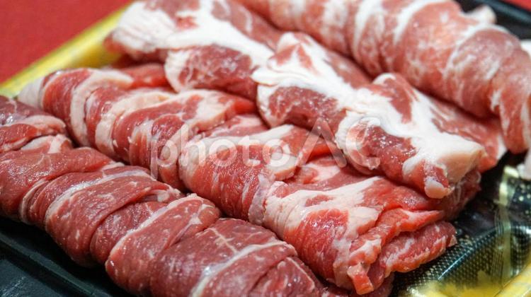 スーパーで売っている焼肉用のお肉のパック 肉,赤身,牛の写真素材