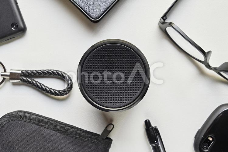 白背景の上のBluetoothスピーカー スピーカー,bluetooth,ブルートゥースの写真素材