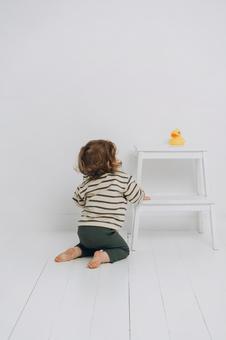 Back view of a child wearing a border pattern, JPG
