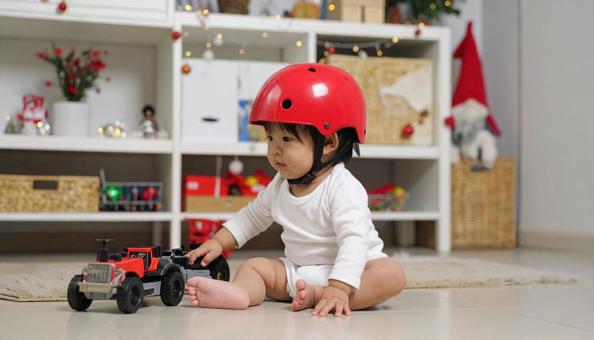 赤ちゃんとヘルメット 赤ちゃんとヘルメットの写真