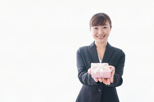 プレゼントを渡す女性 プレゼントを渡す女性 女性,嬉しい,若いの写真素材