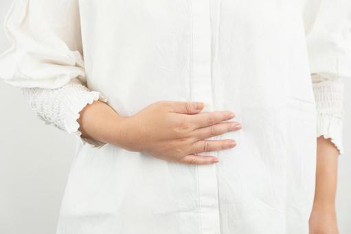 腹部の痛みを感じる女性02 腹部の痛みを感じる女性02 女性,腹痛,体調不良の写真素材