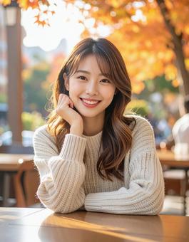 カフェで微笑む女性の写真