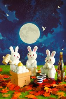 お月見の夜に餅つきをするウサギたち お月見の夜に餅つきをするウサギたちの写真