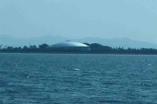 三河湾の船上から見たアクアアリーナ豊橋 三河湾の船上から見たアクアアリーナ豊橋の写真
