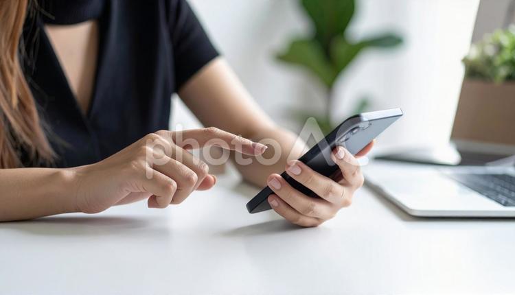スマートフォンを操作する女性の手元 スマートフォン,手元,女性の写真素材
