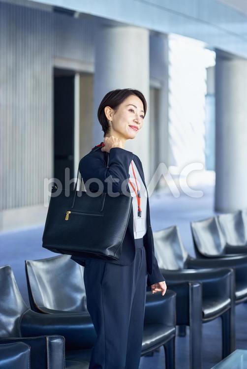 打ち合わせ　立つ女性　ビジネス ビジネスウーマン,通勤,駅の写真素材