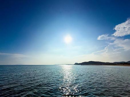 太陽にきらめく青い海と青い空 太陽にきらめく青い海と青い空の写真