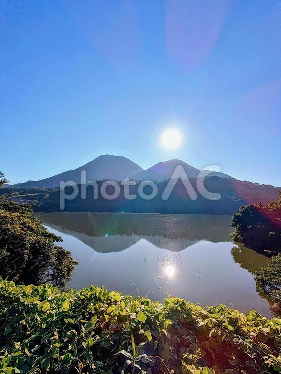 ダイヤモンド&かがみ 三瓶山 池,浮布池,ダイヤモンドの写真素材