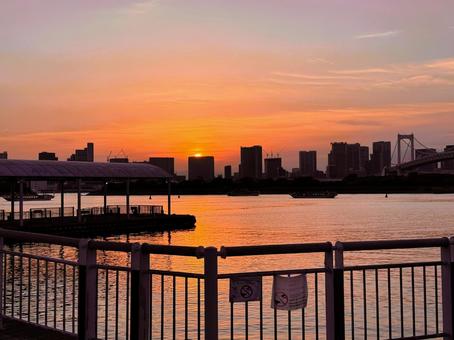 夕暮れのお台場から見た東京の景色 夕暮れのお台場から見た東京の景色 東京,お台場,東京湾の写真素材