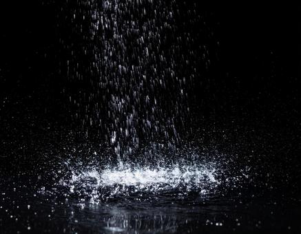降り注ぐ雨 梅雨の時期 天気 黒背景2 降り注ぐ雨 梅雨の時期 天気 黒背景2の写真
