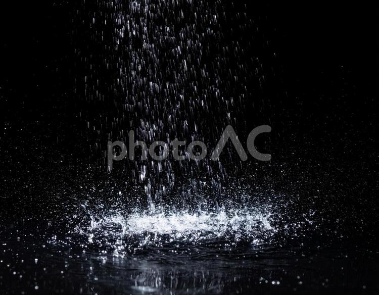 降り注ぐ雨　梅雨の時期　天気　黒背景2 雨,梅雨,雨季の写真素材